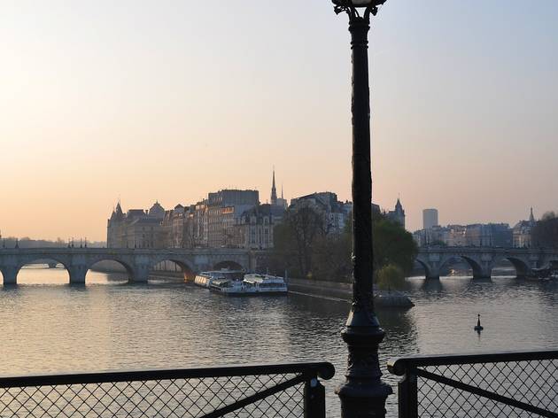 Le pont des Arts, entre le VIe et le Ier arrondissement de Paris, Ile-de-France. Le pont des Arts, entre le VIe et le Ier arrondissement de Paris, Ile-de-France.