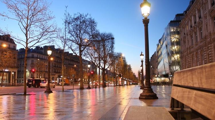 Avenue des Champs-Elysée, le matin, 75008 Paris.