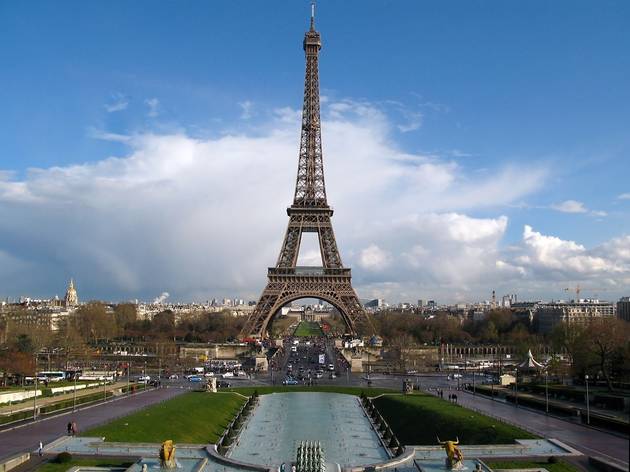 Au pied de la Tour Eiffel