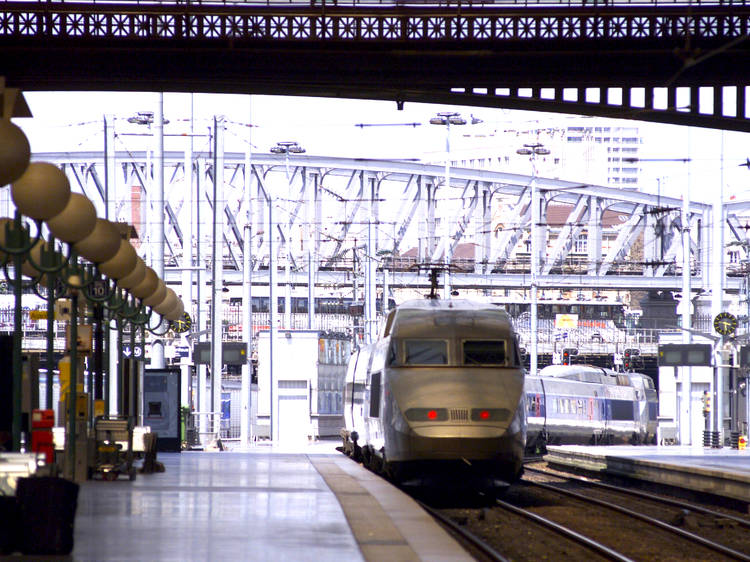 STOCK - View of a train pulling into a station, Paris, France, July 2001 (Keith Levit)