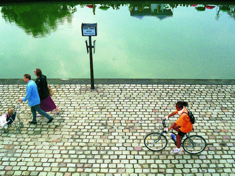 Play ping-pong and boules along the Canal de l'Ourcq