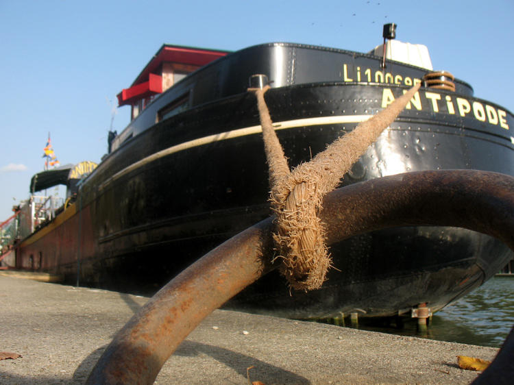 Pierre Lyonsuper on X: L'ayers boat c'est fini ! Premier soir d'ouverture  pour la peniche le Bateau Mousse PLOUF !  / X