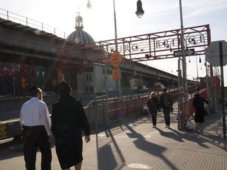 Walking over the Williamsburg Bridge at night