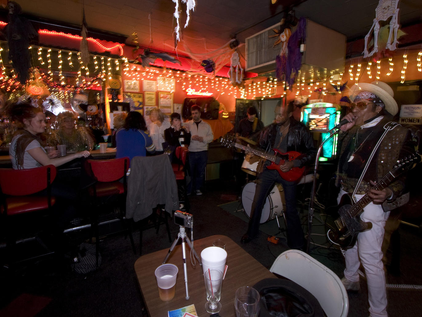 Best dive bars in NYC to grab cheap drinks in the city