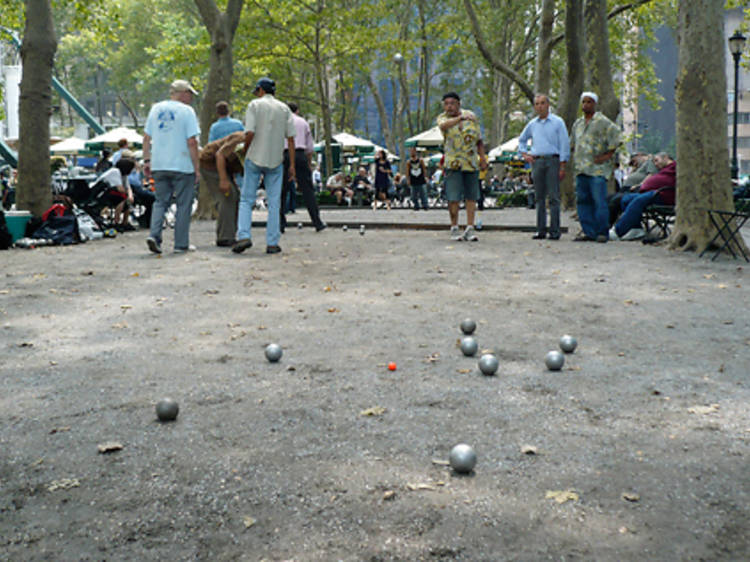 Learn pétanque in Bryant Park