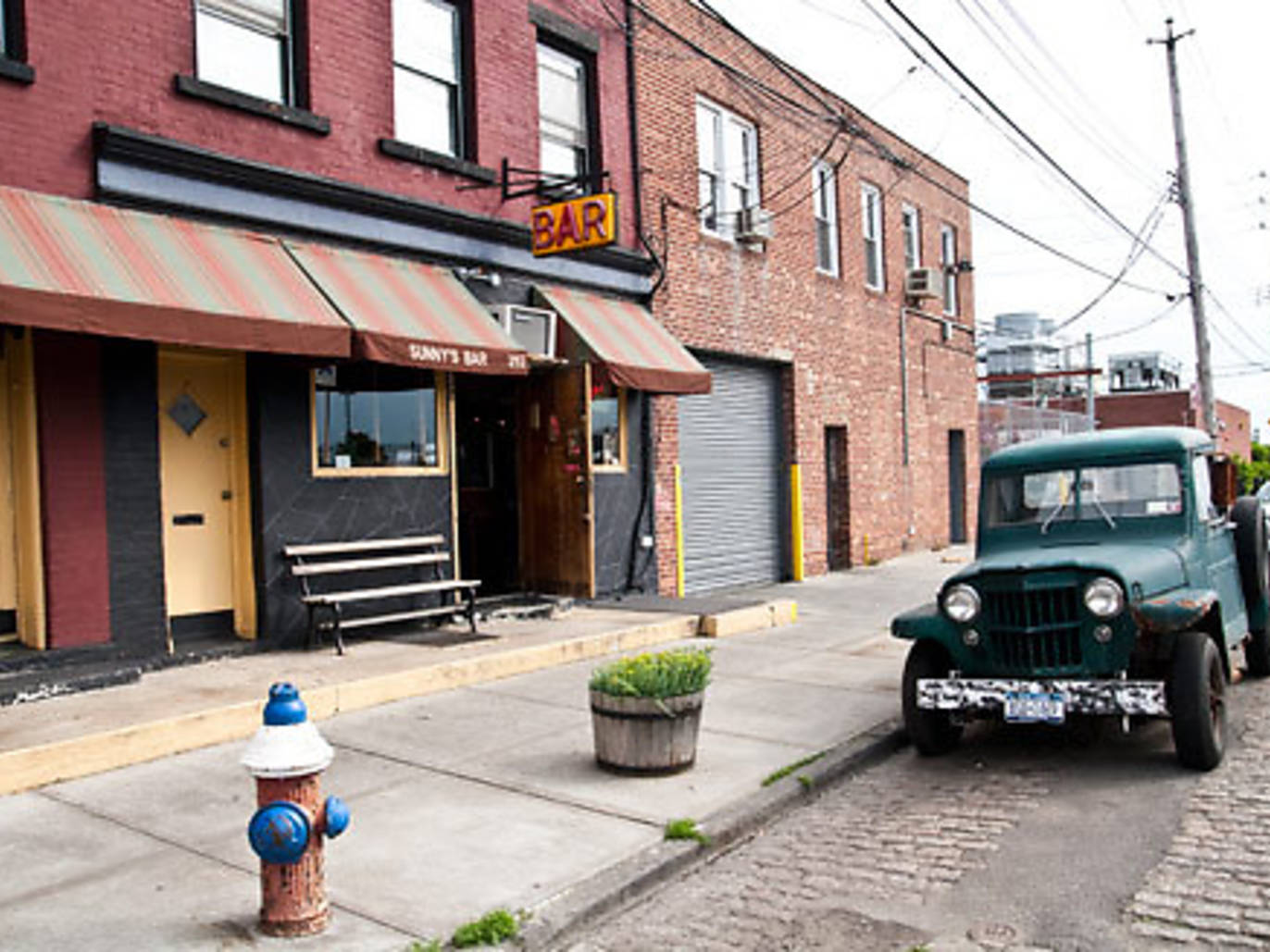 NYC’s 19 best dive bars for cheep beer, shots and relaxed fun