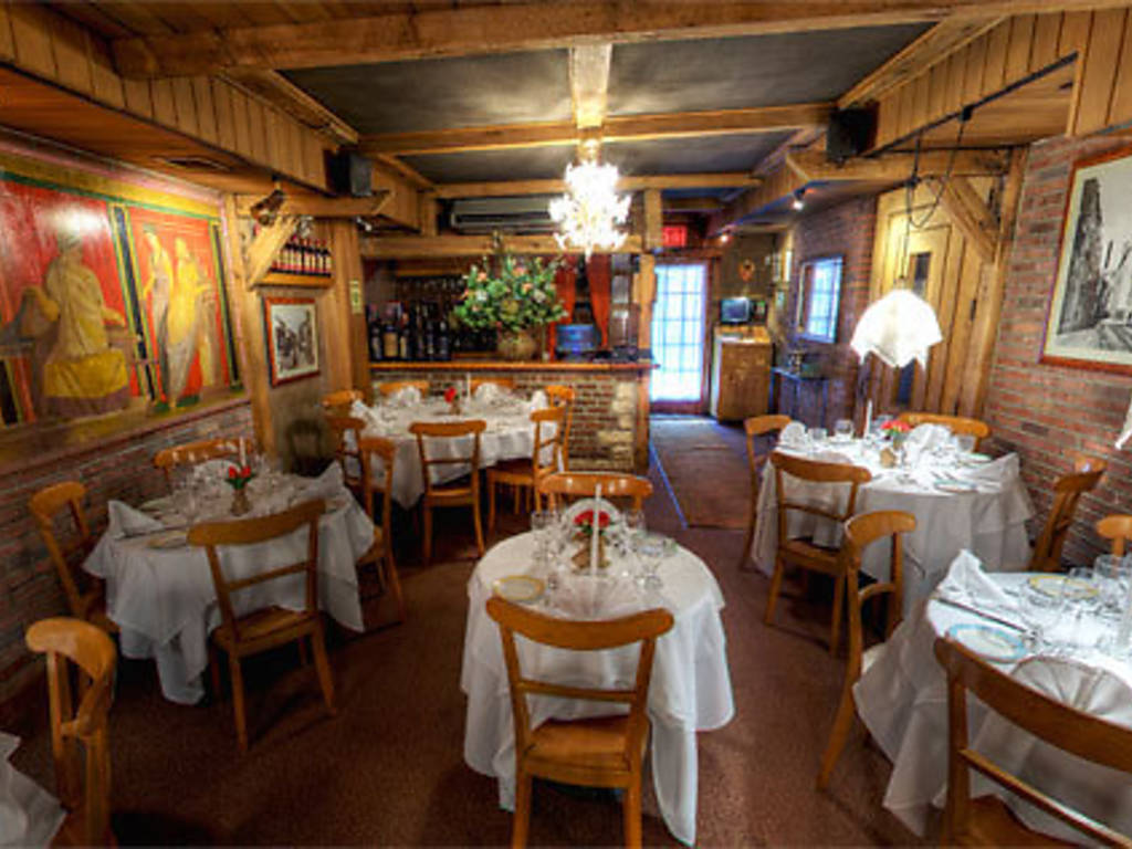 14 Best Restaurant Row NYC Eateries to Visit Before Broadway