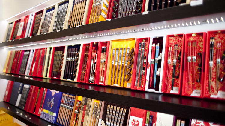 Pick up a souvenir at Yunhong Chopsticks Shop