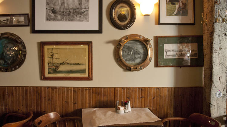 13 Oldest Bars In NYC To Travel Back In Time
