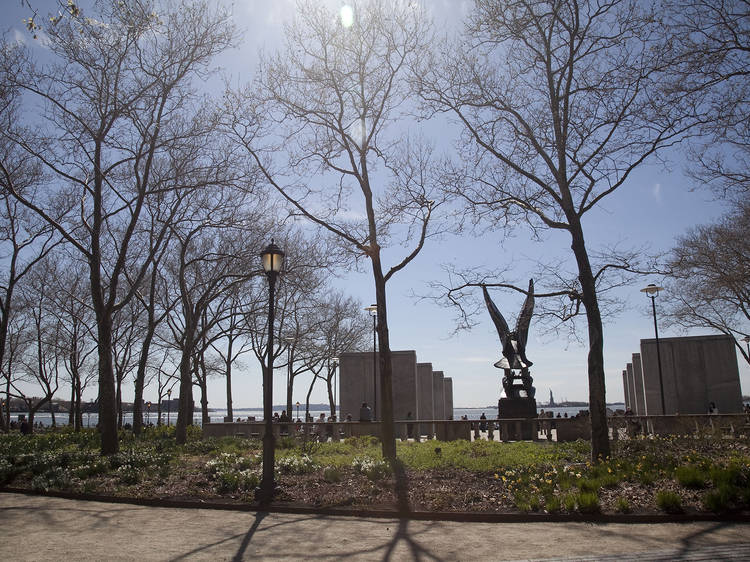 Take drawing classes in the park