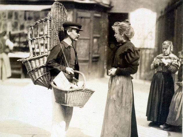 ('Marchand ambulant place Saint-Médard, 5e arrondissement', septembre 1899 / © Musée Carnavalet / Roger-Viollet)
