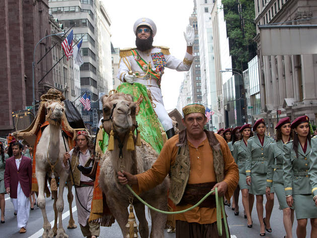 El dictador Sacha Baron Cohen, center, in The Dictator