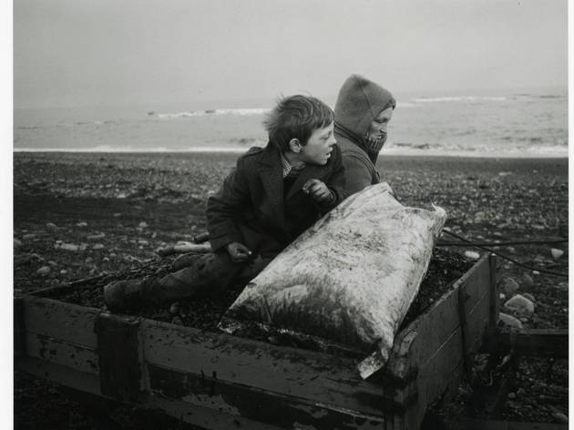 ('Rocker and Rosie Going Home', Lynemouth, Northumberland, 1984 / Courtesy of the Artist / © Chris Killip)
