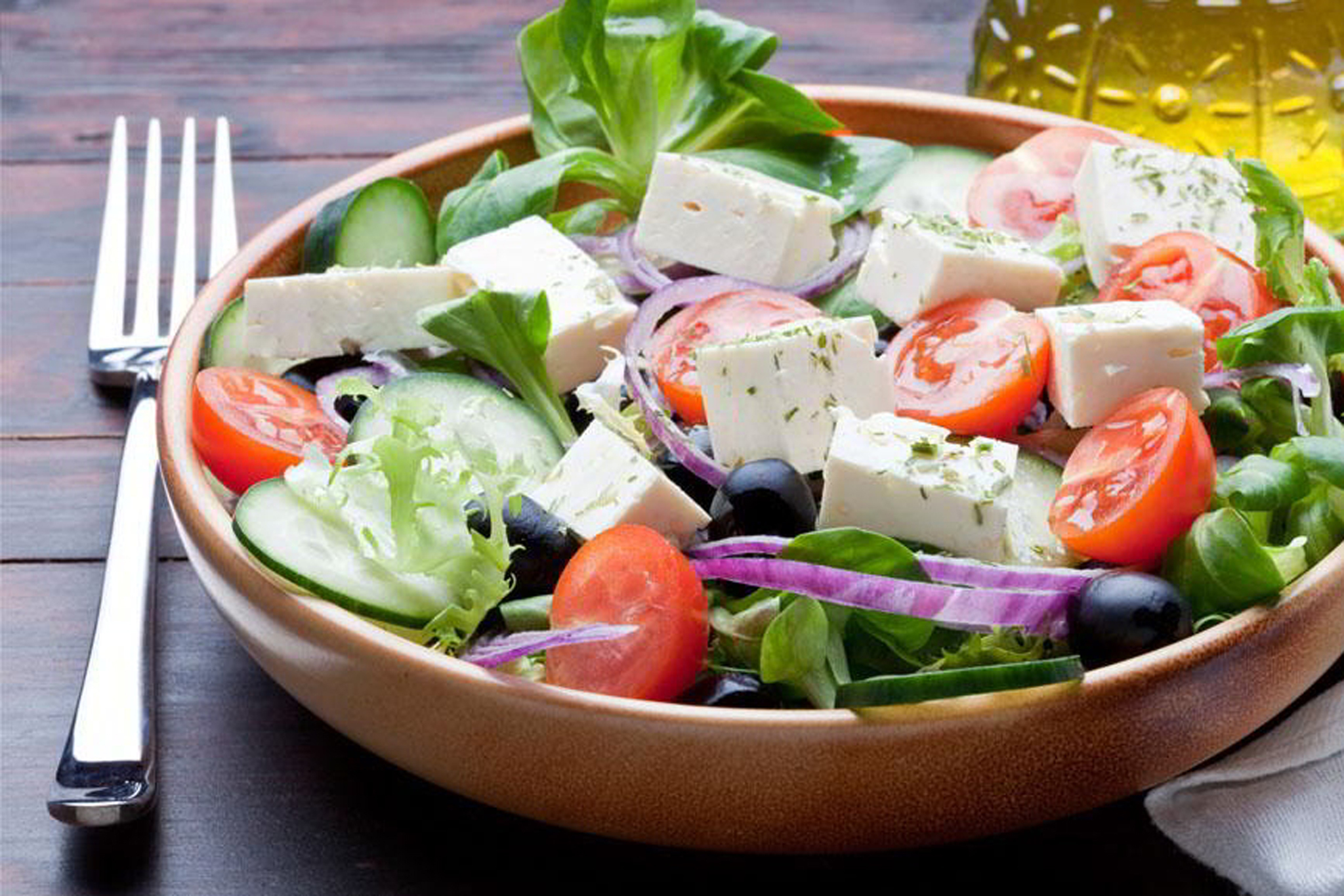 Салат греческий на красивой тарелке