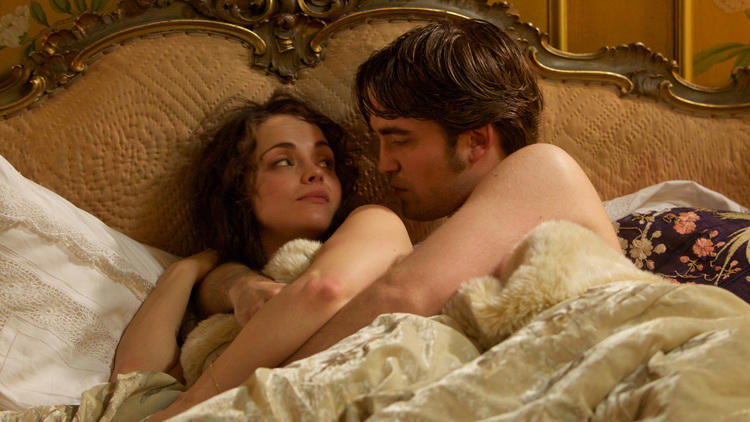 Christina Ricci and Robert Pattinson in Bel Ami