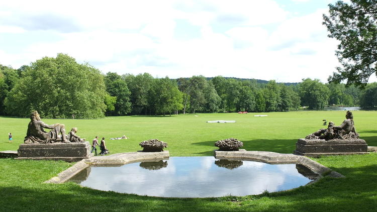 Vue du domaine pendant l'exposition 'Salons', été 2012 / © Tania Brimson / Time Out