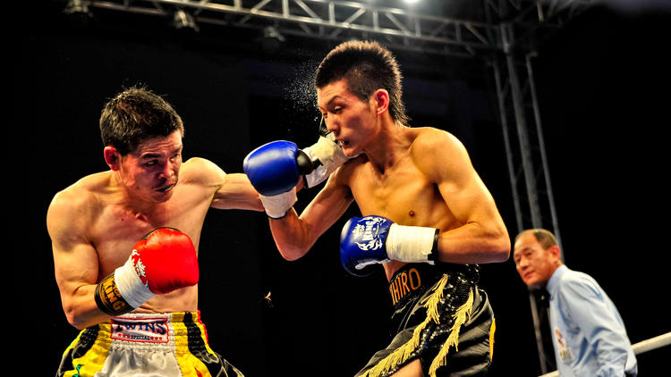 Qi Moxiang, left, and Akihiro Matsumoto in China Heavyweight