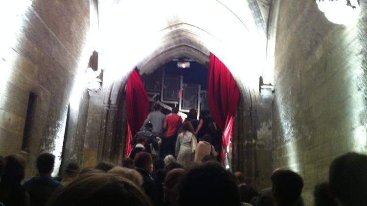 Entrée dans la Cour d'honneur du Palais des papes / © Barbara Chossis