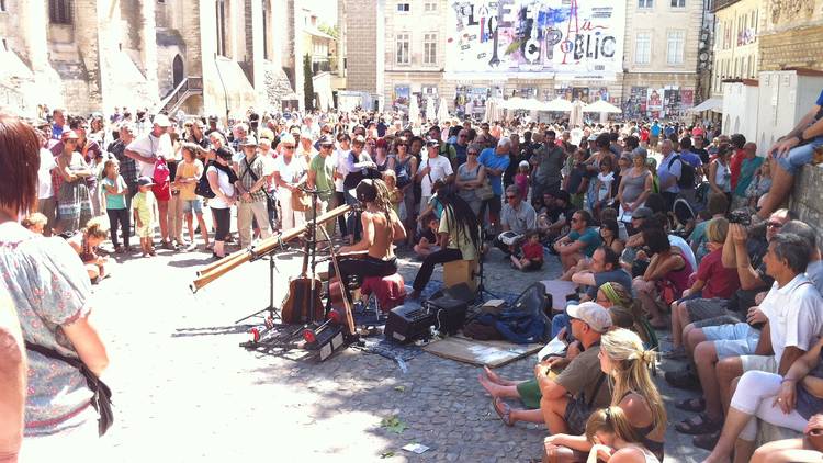 Groupe de musique tribale sur la place du Palais des papes / © Barbara Chossis
