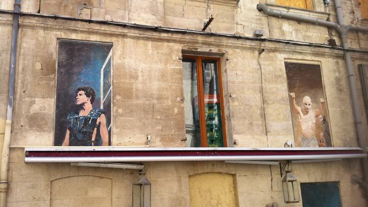 Les peintures murales en trompe l'œil devant la Maison Jean Vilar / © Barbara Chossis