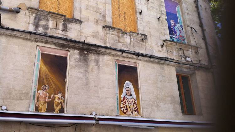 Peintures murales en trompe l'œil devant la Maison Jean Vilar / © Barbara Chossis