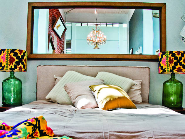 Cama Terr tapizada en Linot QS base con 4 cajones y espejo Cama Terr tapizada en Linot QS base con 4 cajones y espejo