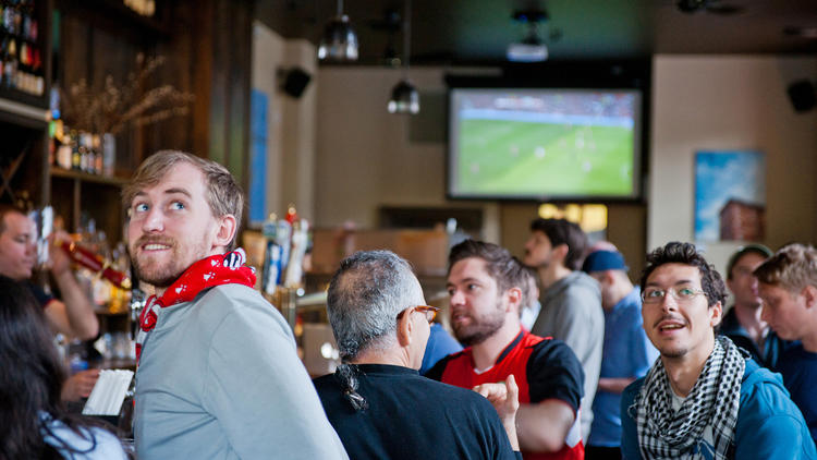 Where Sports Bars Can Find Football Games Online