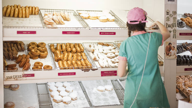 4am-5am—eat freshly made doughnuts for $1.10