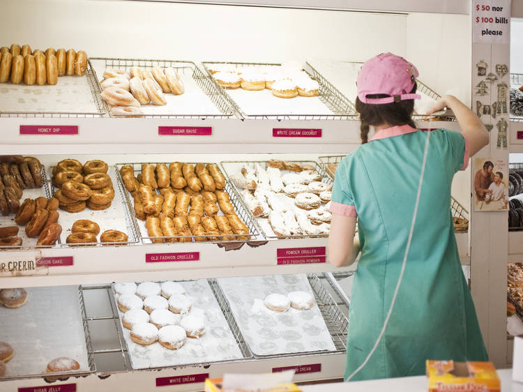 4am-5am—eat freshly made doughnuts for $1.10