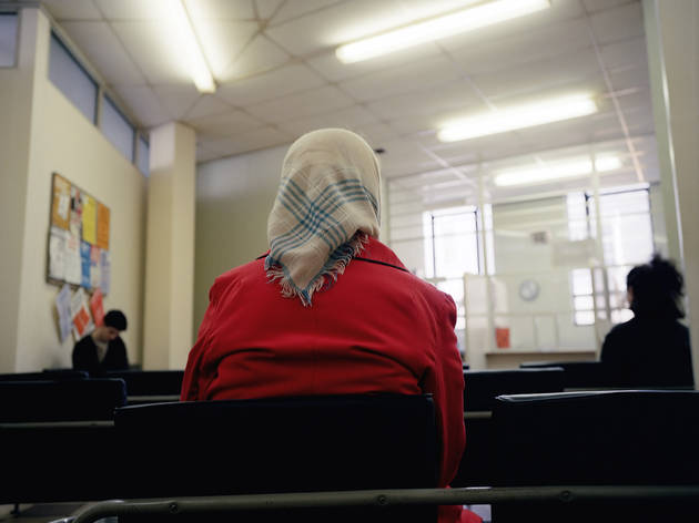 ('Woman in Headscarf, DHSS waiting room', Bristol, 1984, extrait de la série 'Beyond Caring' / Courtesy Galerie Les filles du calvaire, Paris / © Paul Graham)
