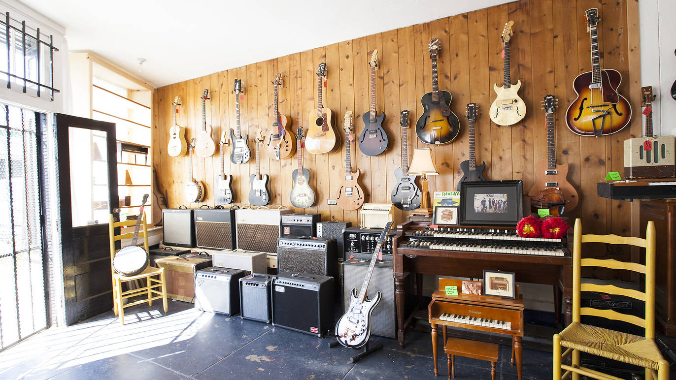 Old Style Guitar Shop Shopping in Silver Lake, Los Angeles