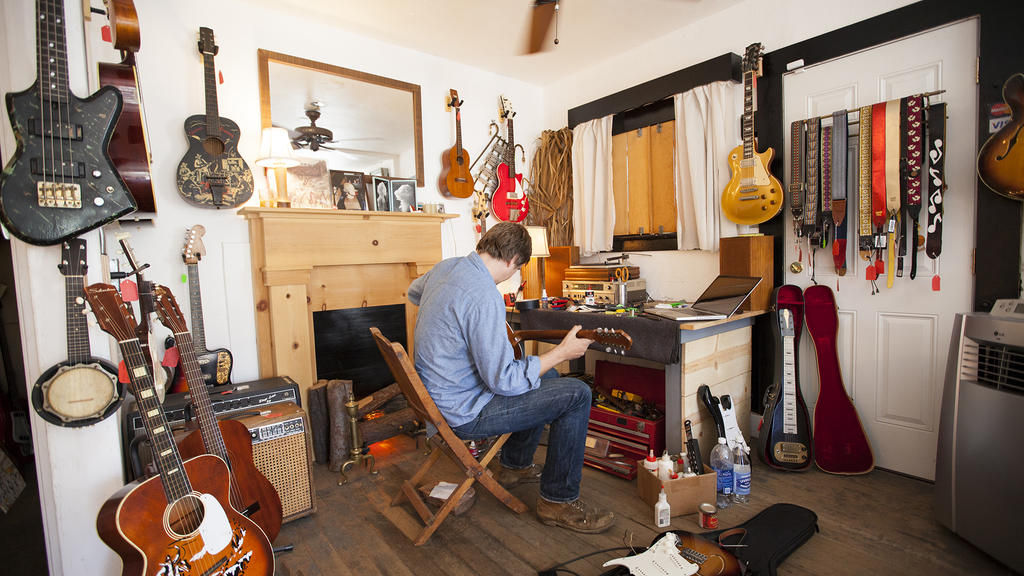 Old Style Guitar Shop Shopping in Silver Lake, Los Angeles