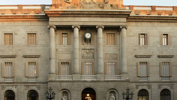 Entrar a les sales nobles de l'Ajuntament de Barcelona
