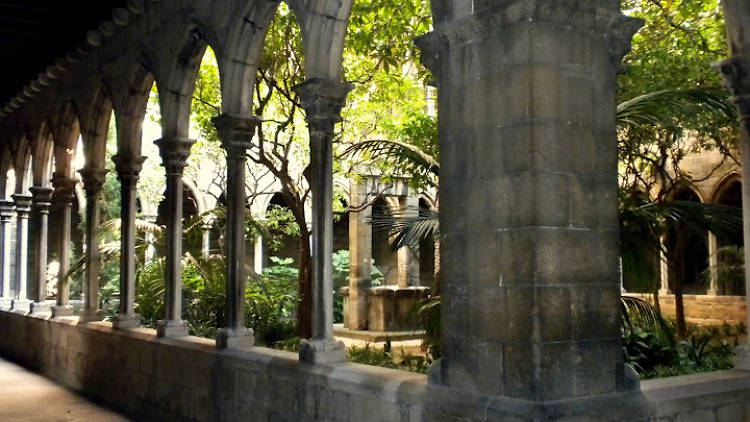 Regalarse un rato de silencio en el claustro de Santa Anna