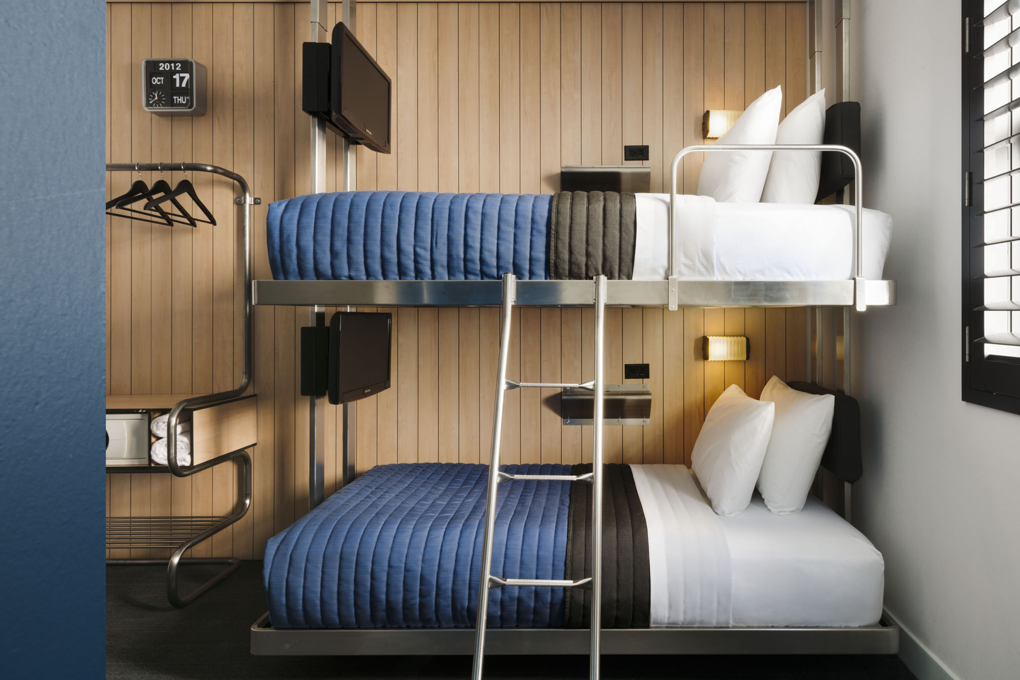 Двухэтажные кровати в отеле