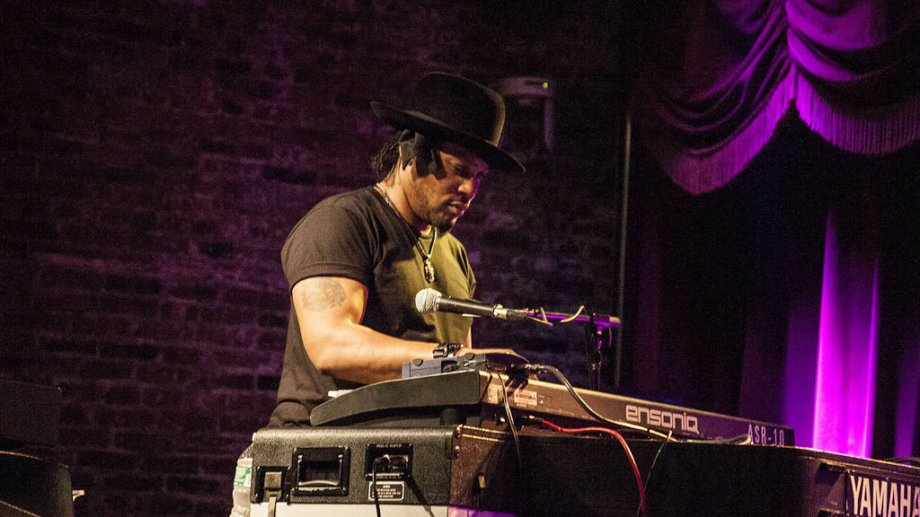 Live photos D'Angelo and Questlove at Brooklyn Bowl
