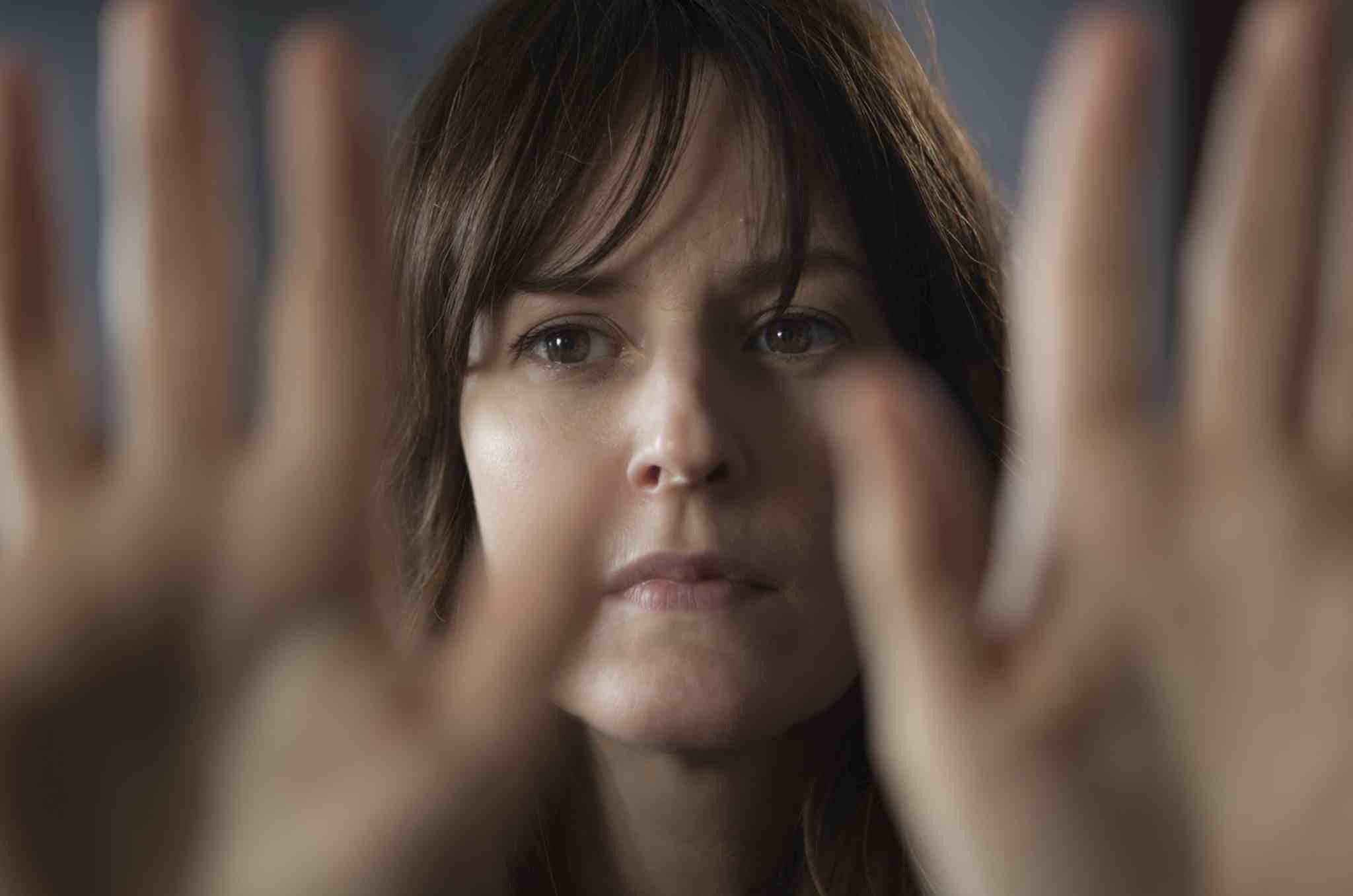 Touchy. Бен Фостер и Эллен пейдж. Эллен пейдж эмоции. Touchy Feely 2013. Эмоции кадры из фильмов