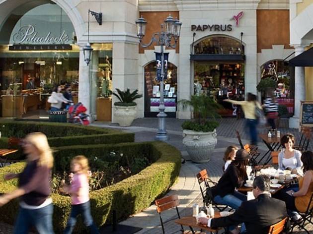 The Commons at Calabasas Shopping in Calabasas Los Angeles