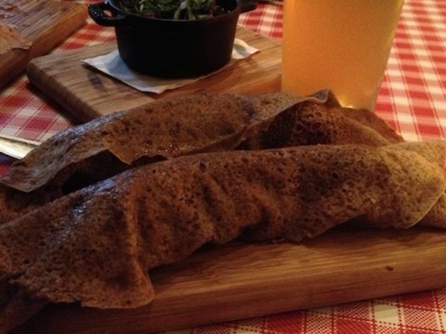 Une galette saucisse Une galette saucisse