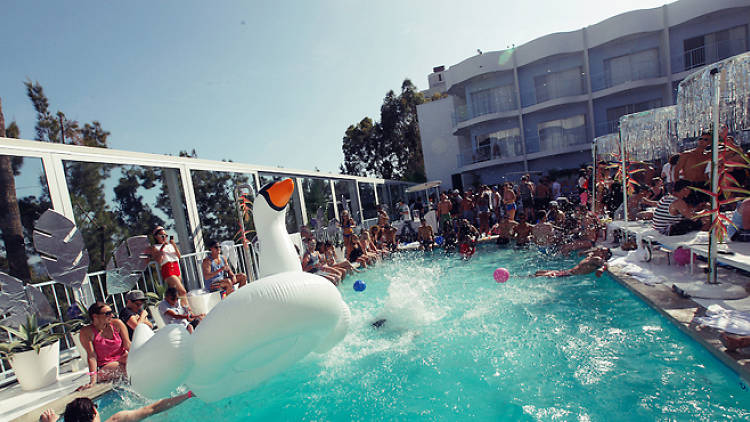 Rooftop Oasis: Pool Party with Veuve Clicquot at Alto