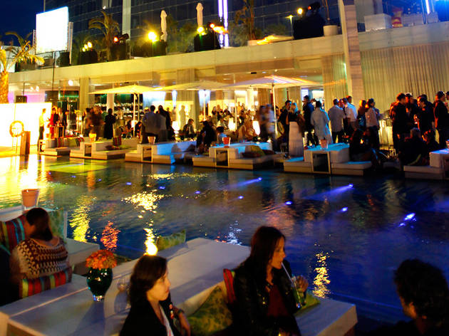 Wet deck hotel vela W Wet deck hotel vela W