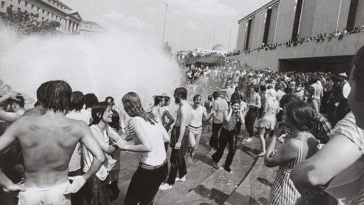 Photograph: Museum of Modern Art; © The Estate of Garry Winogrand; courtesy Fraenkel Gallery