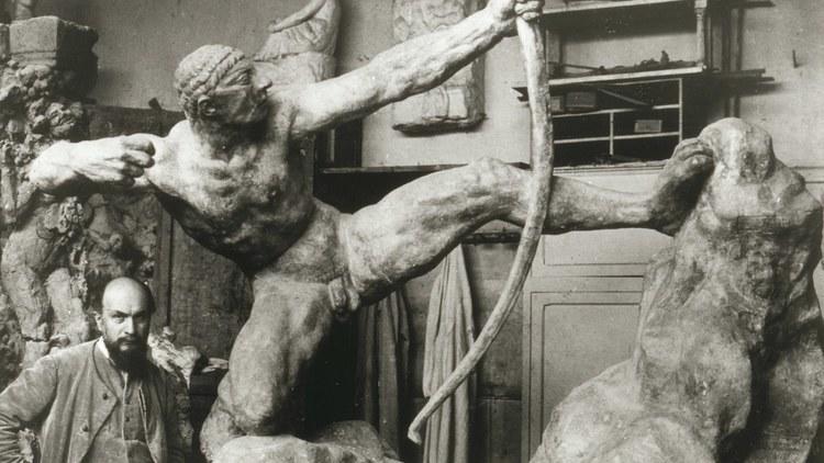 Antoine Bourdelle devant 'Héraklès archer' / © Stéphane Piera / Musée Bourdelle / Roger-Viollet 