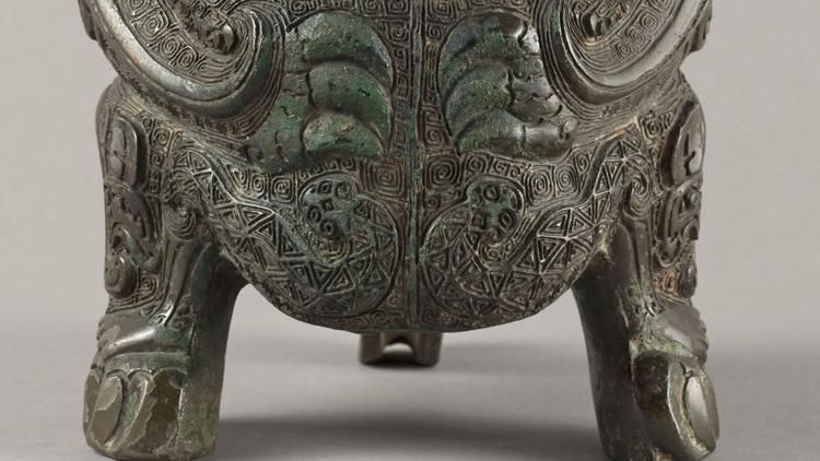 Vase You en forme de félin (détail) dit "La Tigresse" (bronze), Chine, Province du Hunan, XIIe siècle av. J.-C. / © Stéphane Piera / Musée Cernuschi / Roger-Viollet