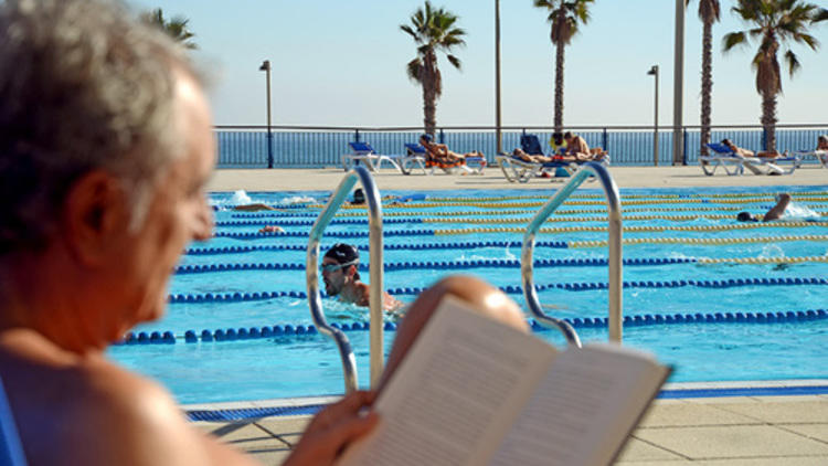 Piscina al lado del mar