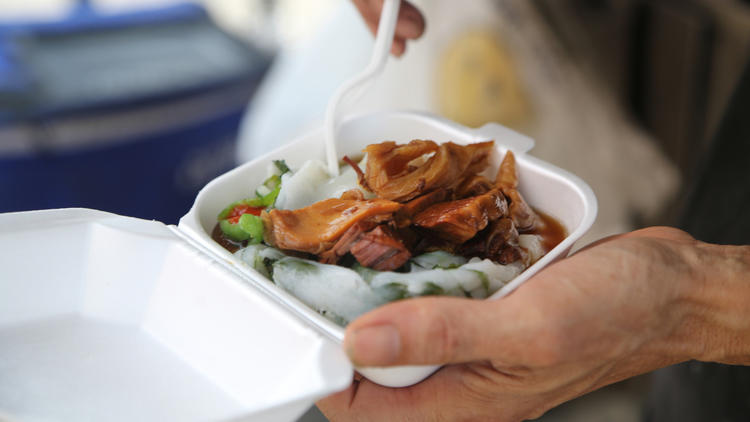 Rice roll with beef at the steamed-rice-roll cart