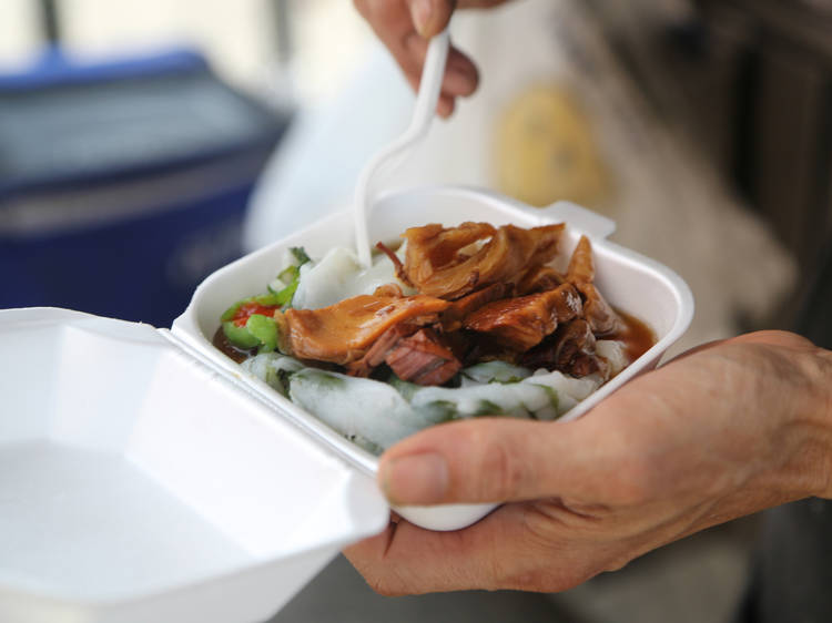 Street cart: Steamed-rice-roll cart