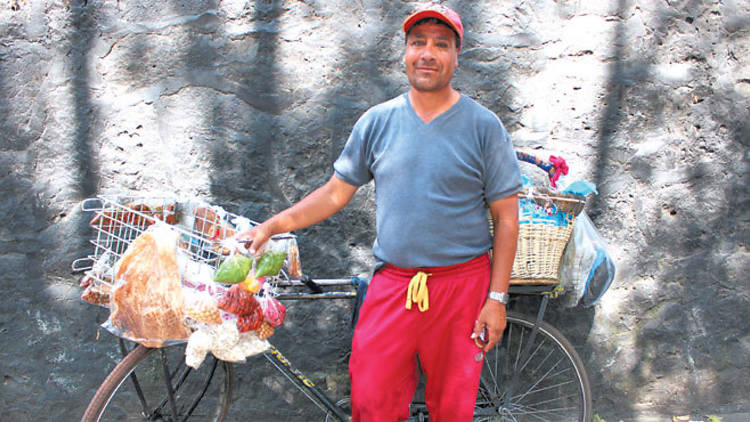 Lázaro Ávila Reyes. Vendedor.  (Foto: Alejandra Carbajal)