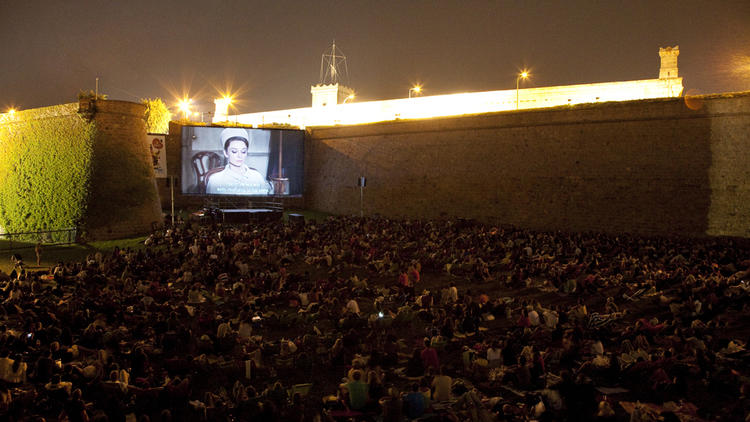 Pasar una noche de verano viendo una peli al aire libre