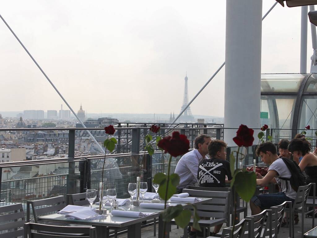 12 Best Rooftop Bars in Paris for Drinks with a View